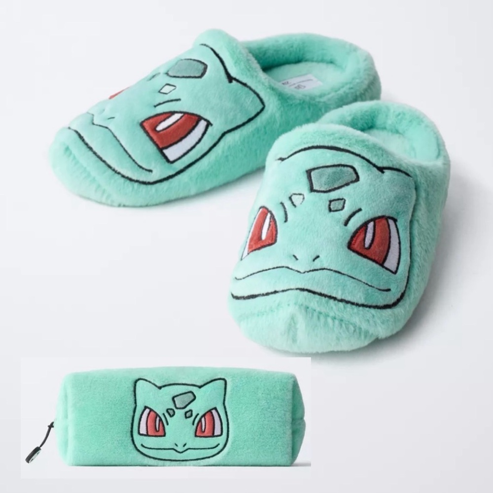 BULBASAUR POKÉMON™ SLIDE SLIPPERS AND TOILETRY BAG SET.